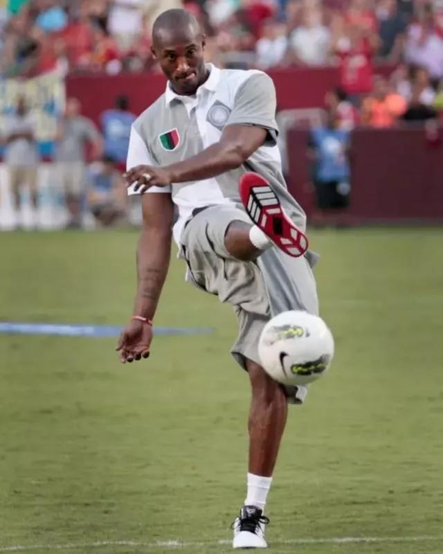 球队取胜后送亚泰降级，海牛球迷在退场时高喊“亚泰降级啦”（海牛取胜致亚泰降级，退场球迷齐声喊“亚泰降级啦”）