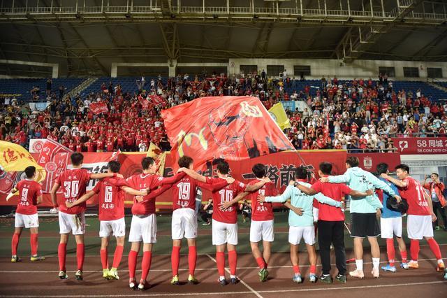 无文班马刺照样杀疯了！瓦塞尔35+7三分对轰穆雷，约基奇8次出手引争议（马刺缺少文班仍火力全开！瓦塞尔35分7记三分对飙穆雷，约基奇仅8次出手惹热议）