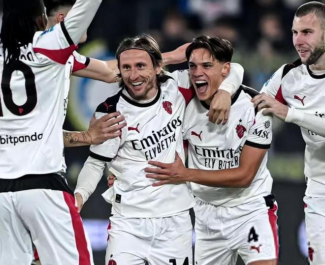 祸不单行，迪巴拉对阵米兰射失点球时疑似拉伤大腿（双重打击！迪巴拉战米兰罚丢点球，疑似大腿拉伤）