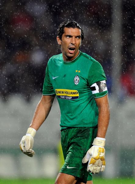 欧冠淘汰赛门票暴涨引发球迷抗议（欧冠淘汰赛票价飙升引发球迷集体抗议）