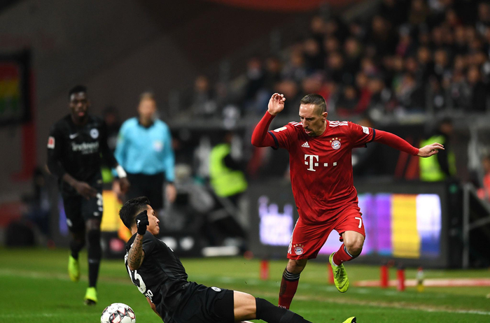 他今天像一位艺术家（他今日尽显艺术家风范）