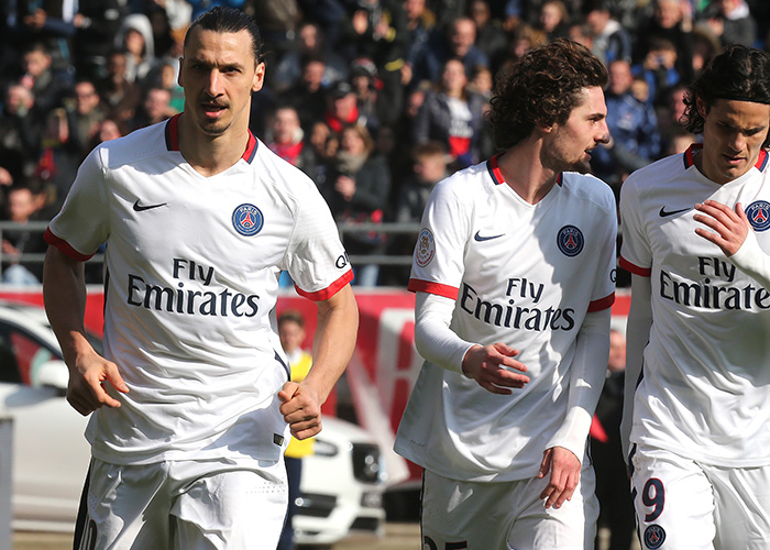 看巴萨被布鲁日进了三个球，想笑了。（目睹布鲁日对巴萨连下三城，我忍俊不禁）