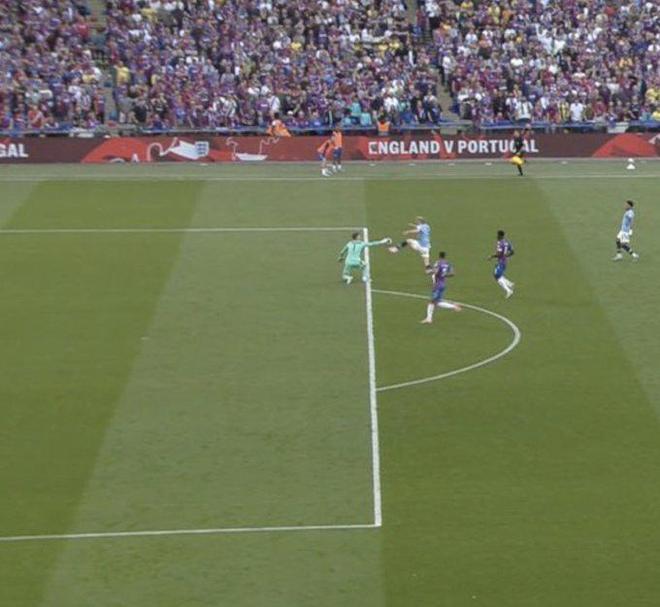 世界杯预热海报里没有C罗遭质疑，FIFA删除原海报改“怀旧”（C罗缺席世界杯预热海报引争议，FIFA撤下原图改发“怀旧”版）