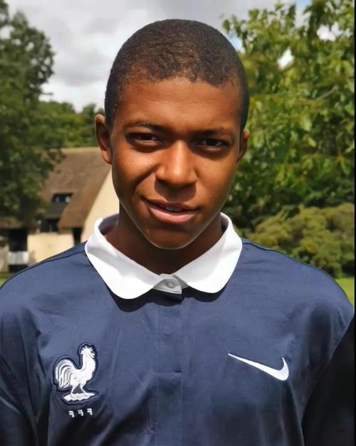 罗伊斯重返多特主场，俱乐部官方社媒发文欢迎（多特官方社媒发文欢迎罗伊斯重返主场）