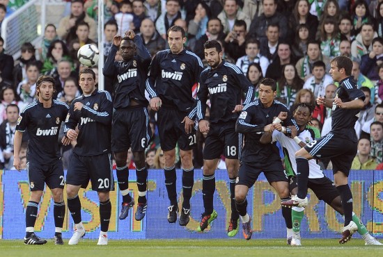 每体：孔德提前退出巴萨今日训练，出战塞尔塔成疑（每体：孔德今日巴萨训练提前离场，出战塞尔塔存疑）